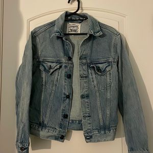 Vintage Levi’s denim jacket!!